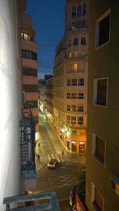 vistas a una calle de la ciudad por la noche con edificios en Apartamentos Boni, en Alicante