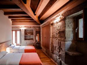 Een bed of bedden in een kamer bij Aldea Rural Pazos De Arenteiro