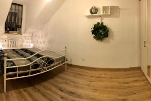 sypialnia z łóżkiem i drewnianą podłogą w obiekcie Marilyn w mieście Kostrzyn nad Odrą