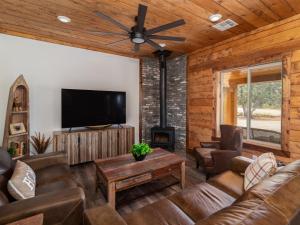 Un televizor și/sau centru de divertisment la Sego Lily-Amazing Views, Hot Tub, Fire Pit, Stargazing