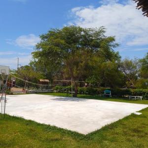 una cancha de baloncesto con una red en un parque en FINCA JAZMIN, en Monsefú
