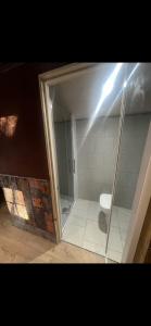 łazienka z prysznicem i toaletą w obiekcie Lower batter farm w mieście Huddersfield