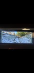 okno z widokiem na pokryte śniegiem pole w obiekcie Lower batter farm w mieście Huddersfield