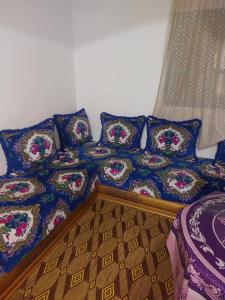 ein Bett mit Kissen darauf im Schlafzimmer in der Unterkunft Dar Dyafa in Er Rachidia