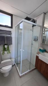 ein Badezimmer mit Dusche, Toilette und Waschbecken in der Unterkunft Studio luxo na Barra in Salvador + 7 Fotos