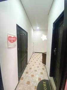 pasillo con puerta negra y suelo de baldosa en Tanger City, en Tánger