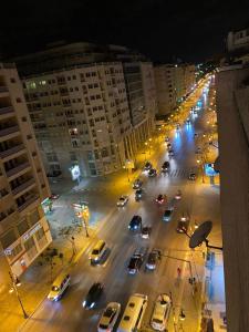 Una calle concurrida de noche con coches en Tanger City, en Tánger