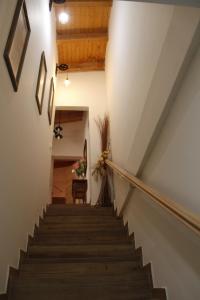 una escalera en una casa con techos de madera en La Cija Olmedo, en Olmedo