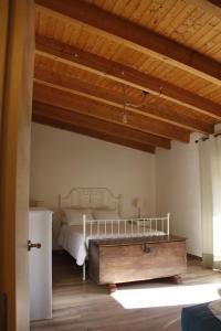 - une chambre avec un lit et un plafond en bois dans l'établissement La Cija Olmedo, à Olmedo