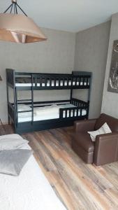 Łóżko lub łóżka piętrowe w pokoju w obiekcie Edelweis