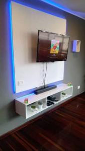 a flat screen tv on top of a white entertainment center at Hermoso 1Hab+2baños apartamento en el Bosque,Ccs in Caracas