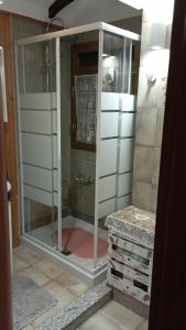 una doccia con porta in vetro in bagno di Casa Alice a Ciriè