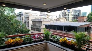 加拉加斯的住宿－Hermoso 1Hab+2baños apartamento en el Bosque,Ccs，阳台享有带建筑的城市景观。