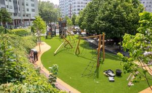 un parc avec un homme travaillant sur une aire de jeux dans l'établissement Brigantia Coruña, à La Corogne