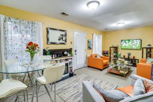 Cozy Centreville Apt Close to Historic Sites في سنترفيل: غرفة معيشة مع طاولة وكراسي