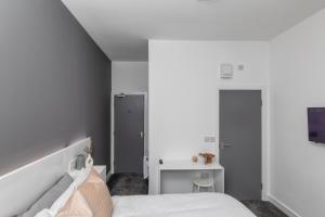 Tempat tidur dalam kamar di Kilwick Lodge, Hartlepool City Centre, Room Stay