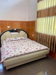um quarto com uma cama com colcha floral em LAN168 em Long Hai