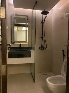 y baño con lavabo, espejo y aseo. en فندق سما السعوديه en Riad