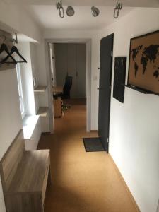 una sala de estar con un pasillo con una mesa y una pintura en Útulný apartmán na Divadelní, en Český Těšín