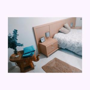 um quarto com uma cama e uma mesa com uma planta em TXIMELETA Haro em Haro
