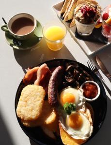 Riverfront Motel & Villas في هوبارت: طبق من طعام الإفطار مع البيض والخبز المحمص