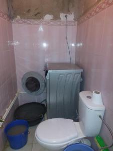 małą łazienkę z toaletą i umywalką w obiekcie Dar Dyafa w mieście Ar-Raszidijja