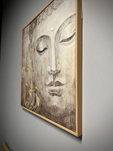 un dipinto di un volto su un muro di Joannas Luxury Room a Artemida