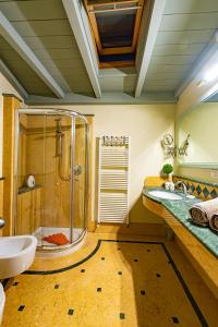 een badkamer met een douche en een wastafel bij GioHouse4 Apartment in Valeggio sul Mincio