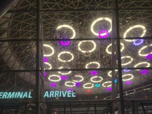 - une vue depuis la fenêtre d'un bâtiment avec des lumières dans l'établissement DAR SARSAR airport, à Marrakech