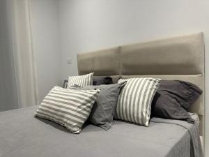 een bed met verschillende kussens in een slaapkamer bij Luxury appartement in La Marsa