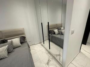 een woonkamer met een spiegel en een bank bij Luxury appartement in La Marsa