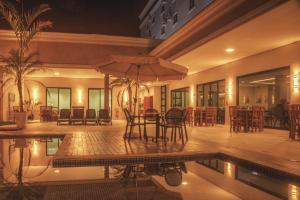 Um restaurante ou outro lugar para comer em Class Hotel Pouso Alegre