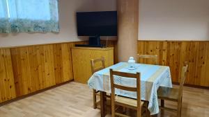 een eetkamer met een tafel en een televisie bij Apartamento loft Vitoria-Gasteiz in Vitoria-Gasteiz