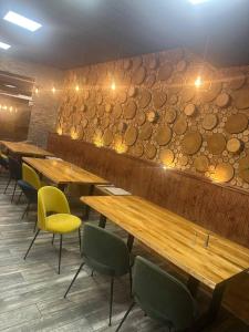 - une rangée de tables et de chaises en bois dans un restaurant dans l'établissement Kuisto, à Montpellier