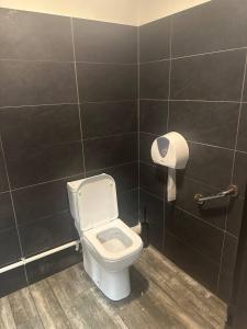 La salle de bains est pourvue de toilettes et d'un rouleau de papier toilette. dans l'établissement Kuisto, à Montpellier