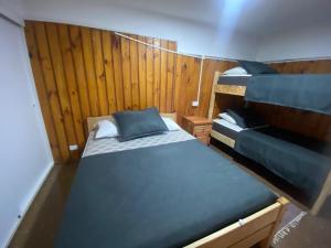 En eller flere senge i et værelse på Cabaña para 12 personas a una cuadra de playa chica