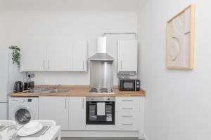 A kitchen or kitchenette at York place, mini hotel, Hartlepool City Centre
