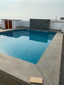 利馬的住宿－Casa de Playa moderna，一座大型蓝色游泳池,位于一座建筑的顶部
