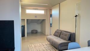 a living room with a couch in a room at Mediceo 42 - Intero Appartamento in Pisa