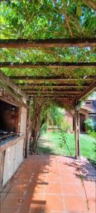 een pergola over een loopbrug in een tuin bij Tanino Home Suites in Mendoza