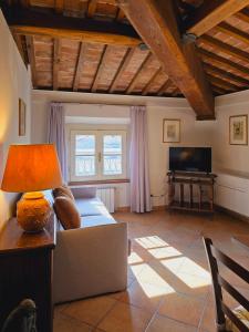 un soggiorno con divano e TV di Residence Internazionale a Pietrasanta