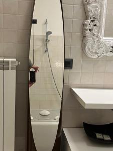 een persoon die een foto neemt van een douche in een badkamer bij Casa Nostra in Bellagio