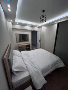 Кровать или кровати в номере الشيخ زايد