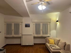- un salon avec un canapé et un ventilateur de plafond dans l'établissement Casa Nostra, à Bellagio