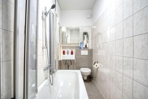 Ένα μπάνιο στο SpaceStays Two-Room Suite WIFI Netflix