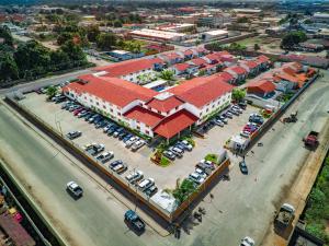 an overhead view of a building with cars parked in a parking lot at Hotel Kariña Guanipa in San José de Guanipa