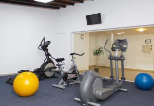 a gym with three exercise bikes and a ball at Hotel Kariña Guanipa in San José de Guanipa