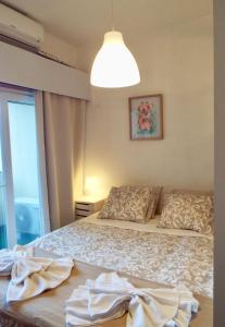 ein Schlafzimmer mit einem Bett mit Handtüchern darauf in der Unterkunft A linda Cascais in Cascais