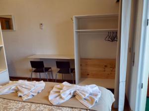 ein Schlafzimmer mit einem Bett mit zwei Stühlen in der Unterkunft A linda Cascais in Cascais
