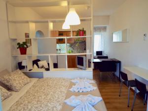 una camera da letto con un letto e una scrivania con un computer di A linda Cascais a Cascais